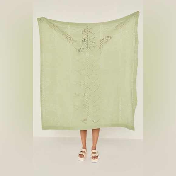 Francesca's Collections Other - Francesca's Collections Sage Heart Pattern Throw